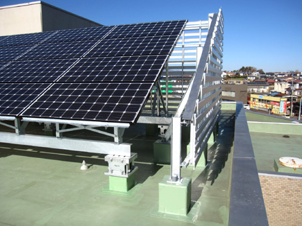 太陽光パネル基礎は鋼製架台及び目隠しルーバー設置状況