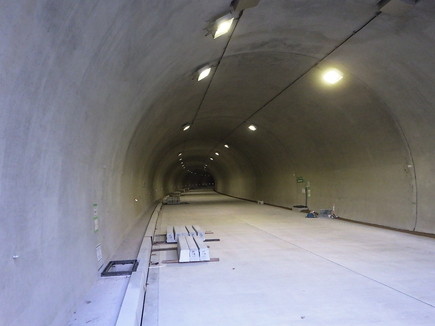 宮古側坑口付近、照明器具取付完了(トンネル照明84台)